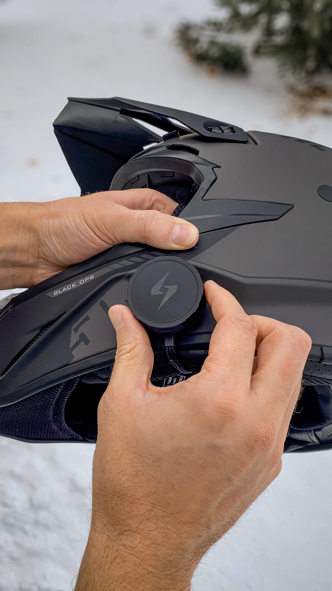 Innovative twist dial, headphone-quality audio, and ultra-thin speakers that fit in every helmet… it’s the ultimate way to ride with tunes