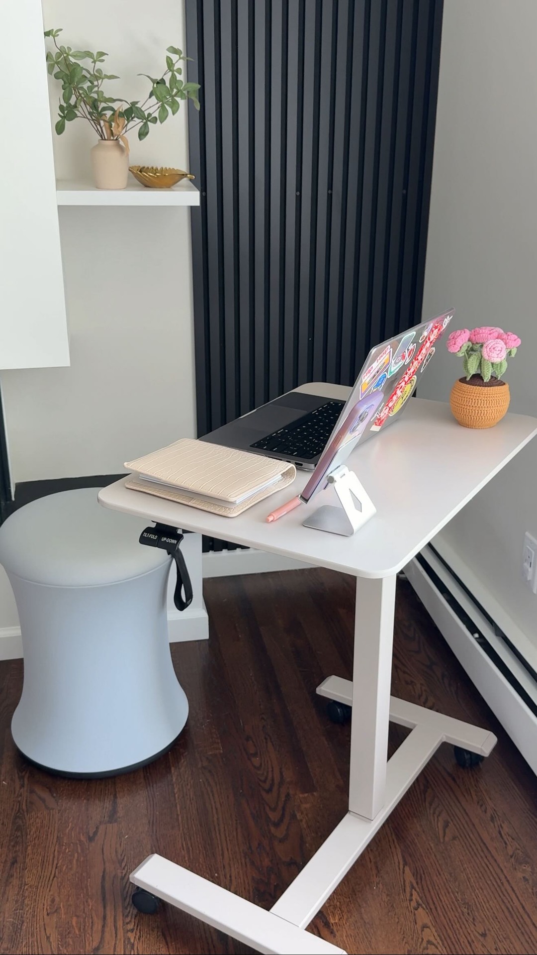 AD | TopJob Mobile Setup Bundle | AnyDesk Fold + BOBA Chair ✨☁️

Taking the cozy vibes anywhere with this bundle! The boba chair is as soft as chewing on your fave boba (drink) + the height and angle adjustability of the AnyDesk Fold makes working so comfy in any position. 👩🏻‍💻🤍🧋 

Use CHESKA10 to save 💸

#wfhnurse #remotenurse #wfhlife #nurselife #softnurse #cozyaesthetic #cozydesksetup #minimaldesksetup #cozyoffice