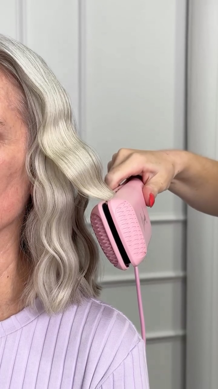 Big waves, big confidence 💖

The Double Waver Max creates loose, bouncy waves with jumbo barrels + ionic shine.

Proof that great hair has no age limit ✨