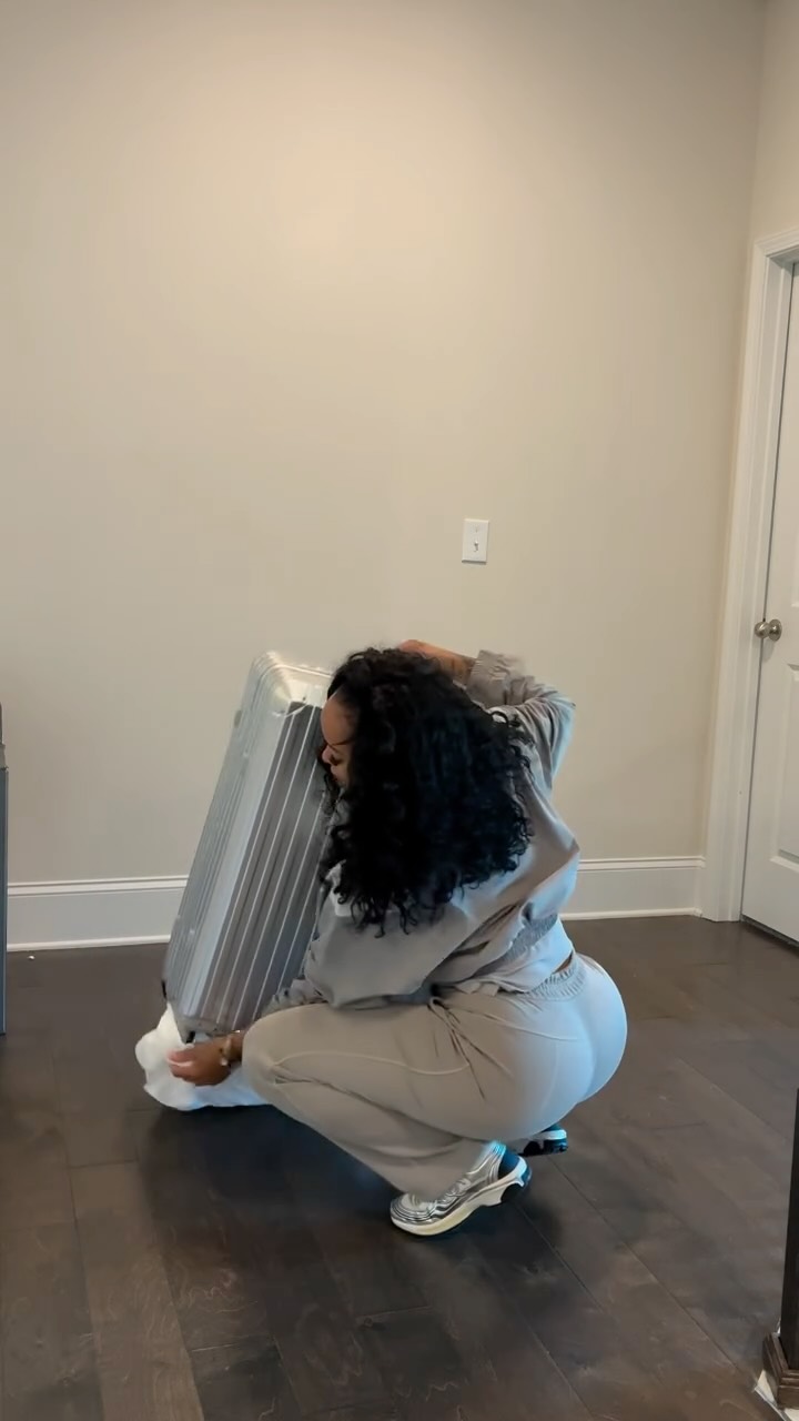 ✨ Thank you sooo much for my luggage set @mvstselect 💼💚 I’ve been searching for a good, durable, clean set and this one is PERFECT for my vacation 😍🌴 Yall  really snapped with this one! 🫶🏽