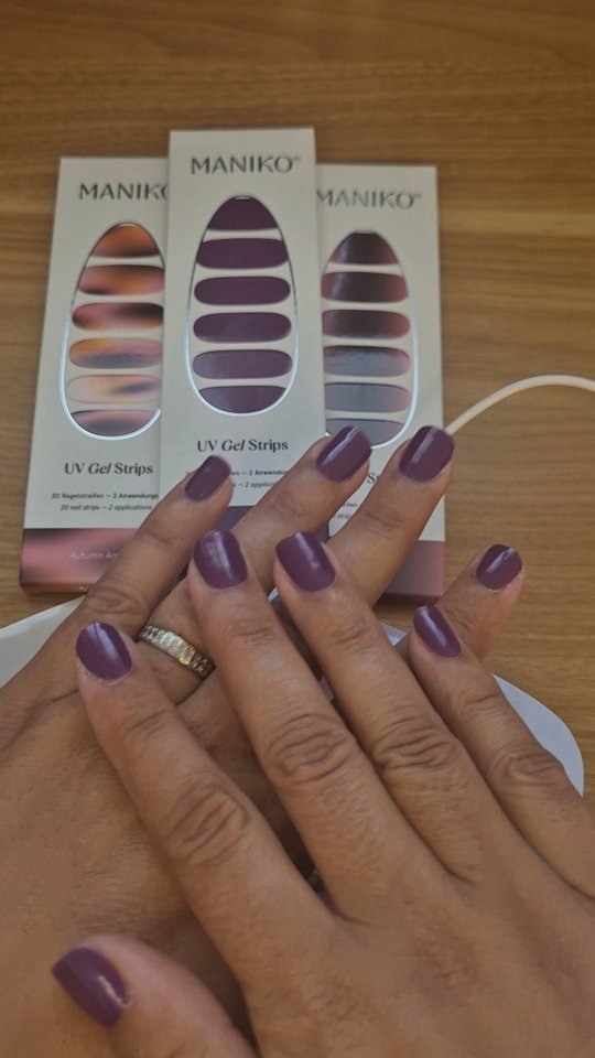 Ma nouvelle manucure avec MANIKO pour l entrée en automne ne voulant pas encore quitter l été ✨️
Comment la trouve tu? J en suis trop fan de ce violet. 

J ai recu aussi Boudoir et Autumn Amber qui seront parfait plus dans l automne. J essaye de rester la tête en été mais il va falloir bientôt affronter la véritable météo 🍁

Voici ma solution pour ne pas abîmer ses ongles, une pose et dépose rapide. 
Cela tient jusqu a 3 semaines tout en faisant les activités habituelles du quotidien. 
C est garantie 100% satisfait ou remboursé sous 45 jours. 

Commande ton Starter Set avec des manucures offertes dans ton Set avec mon code promo CELINE qui te donne 10% sur le site 🌟✨️💜

Collaboration commerciale, produits offerts par @maniko.nails.fr @maniko.nails 💜
#MANIKO #manikofamily #manikomoment #manucure #purple #purplenails💜 #violet #prune #ongles #ongle #beauty #beautytips #celinecharamon #instabeauty #reels #reel #codepromo #beautyblogger