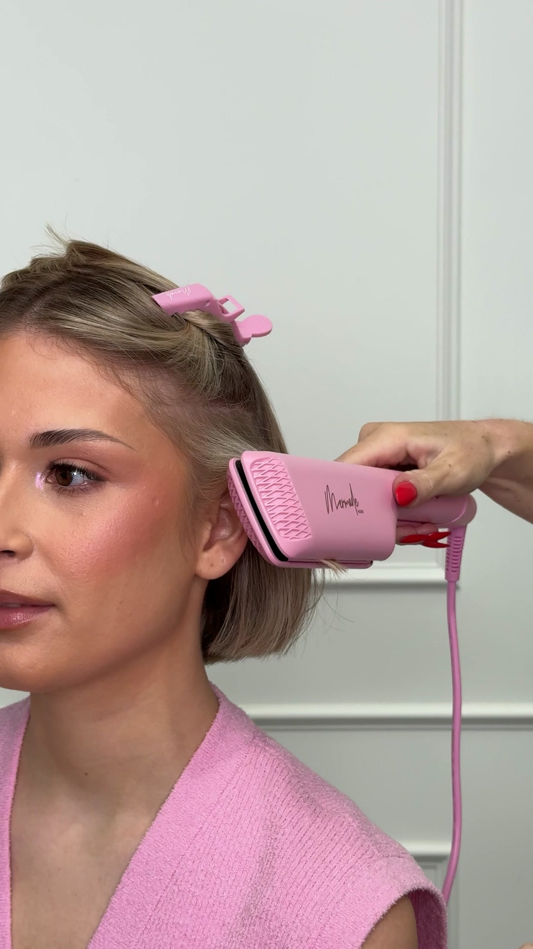 Bob girls… one clamp = instant waves 💕

Shop Now: https://mermadehair.com.au/products/double-waver-pink