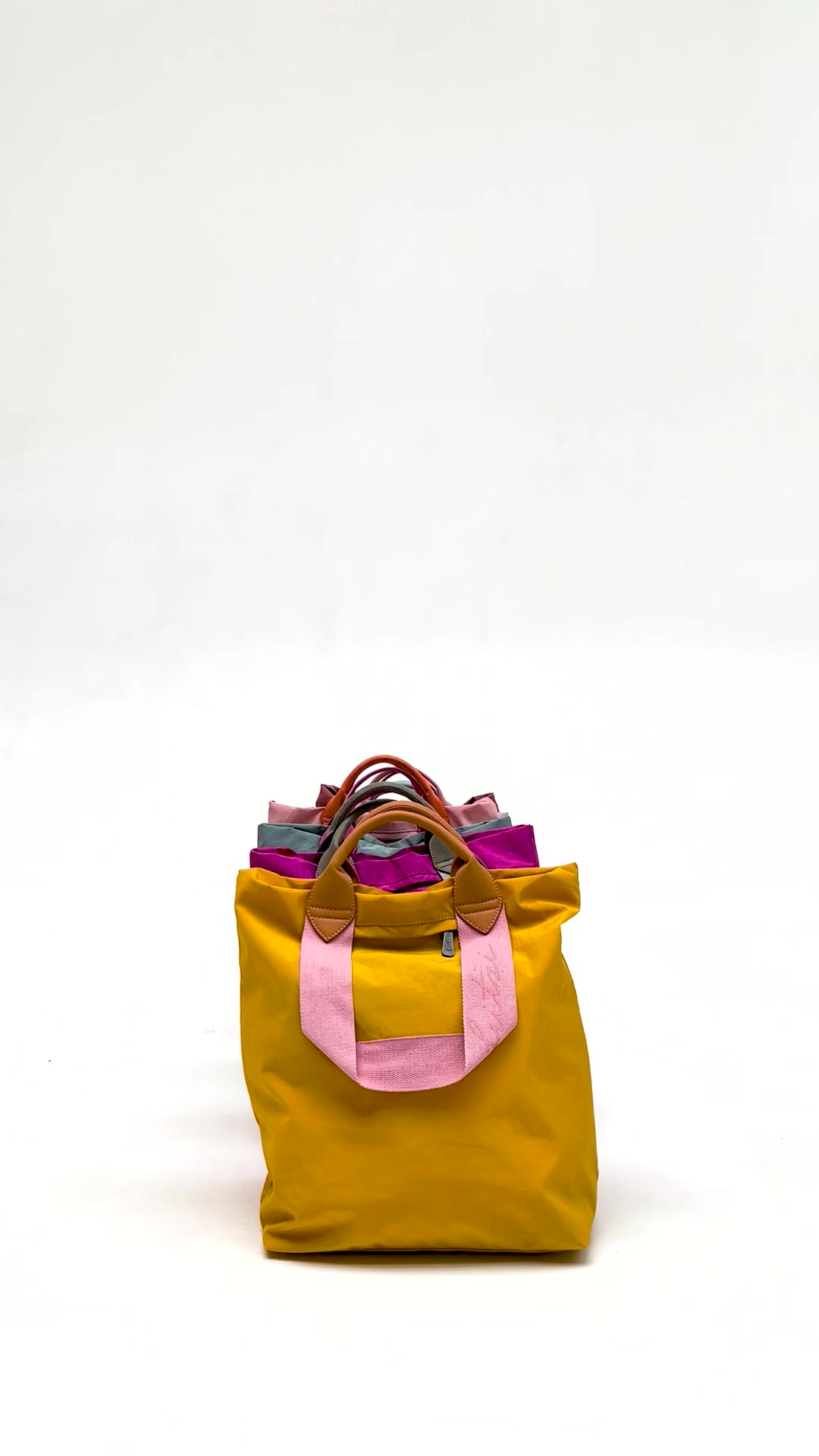 🙀 Der Bestseller ist wieder da: Sei schnell & schnapp dir den beliebten Ju Rucksack! 

🐰 100% Vegan & PETA approved
🌳 Nachhaltig & GRS-zertifiziert
💖 Trendige Farben & Styles