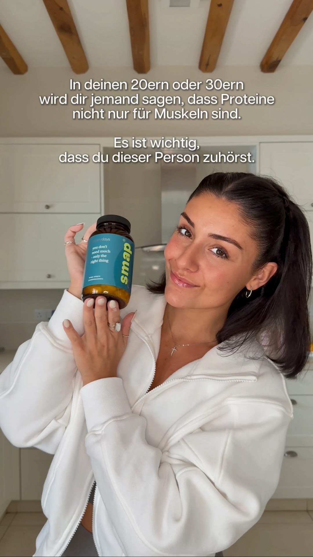 Protein first. ⚡️

In deinen 20ern oder 30ern geht es nicht mehr darum, alles „richtig“ zu machen. Es geht darum, deinen Körper zuverlässig zu versorgen – jeden Tag.

Protein ist dabei kein Fitness-Thema. Es ist die Basis für Energie, Regeneration und innere Stabilität.

Wenn diese Bausteine fehlen, zeigt sich das leise: weniger Fokus, mehr Cravings, schneller erschöpft.

smap® liefert deinem Körper genau das, was er braucht – hochverfügbare, vegane Aminosäuren, ohne Shake, ohne Vorbereitung, ohne Belastung.

Ein kleines Ritual, das im Alltag wirklich funktioniert. ✨

👉🏼 Mach Versorgung zur Priorität.

_______________

Entdecke smap® jetzt über den Link in unserer Bio.

#everydays #proteinfirst #smap #smartnutrition #energiealltag