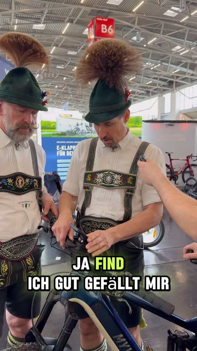 🎤 Wir waren auf der f.re.e Messe in München und haben Besucher unsere FESCHD-Handyhalterung direkt vor Ort testen lassen. 🚲📱

Das Feedback? Schau selbst 👀
Was sagst du - bist du überzeugt?

#FESCHD #bikelife #fahrradzubehör #handyhalterung #münchen