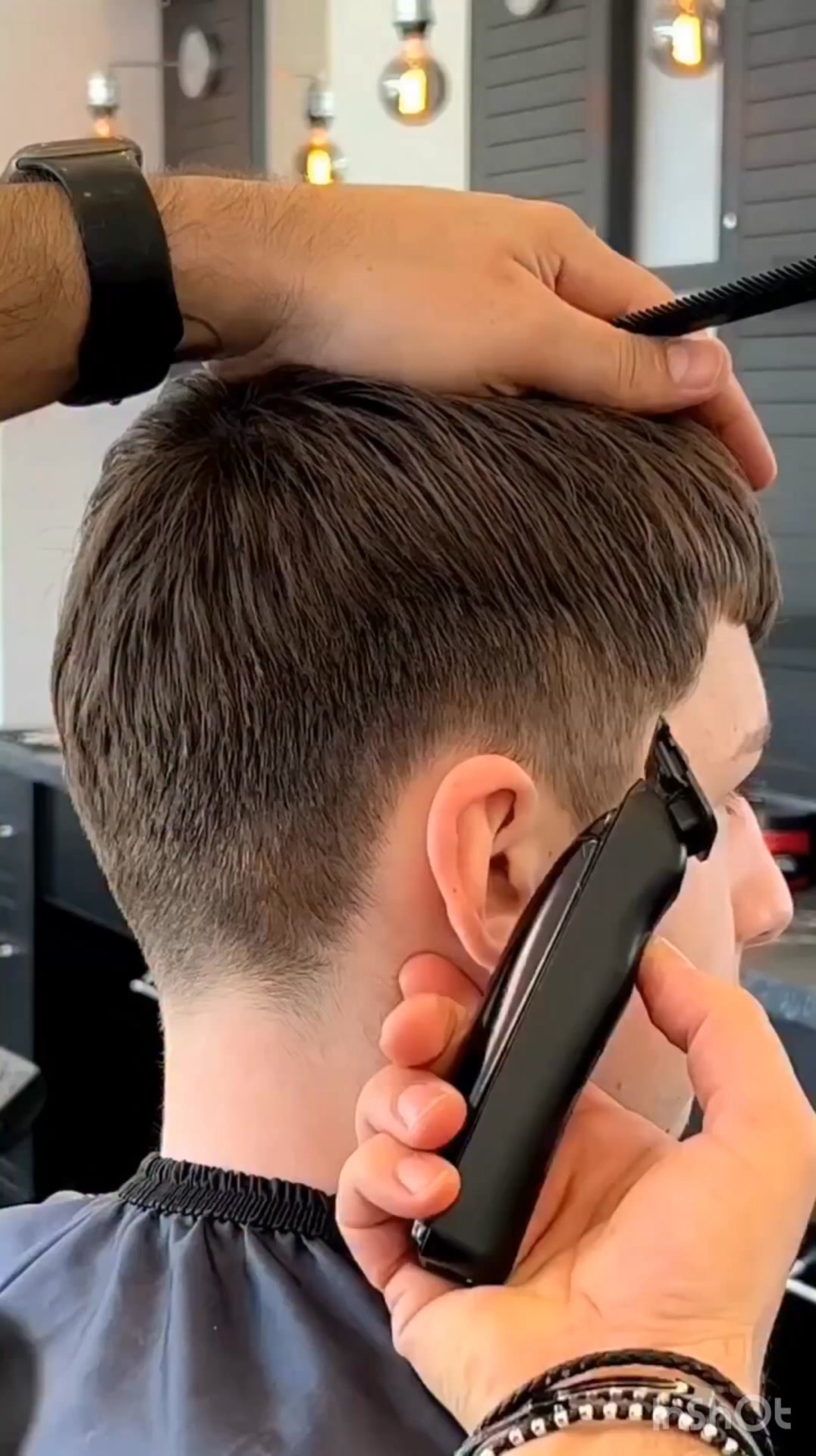 El corte correcto cambia cómo te miran.
Clientes que vuelven porque el corte dura, se ve limpio y habla por sí solo.
📍 Barbería premium en Dallas
Escríbenos por WhatsApp y te explicamos cómo trabajamos.