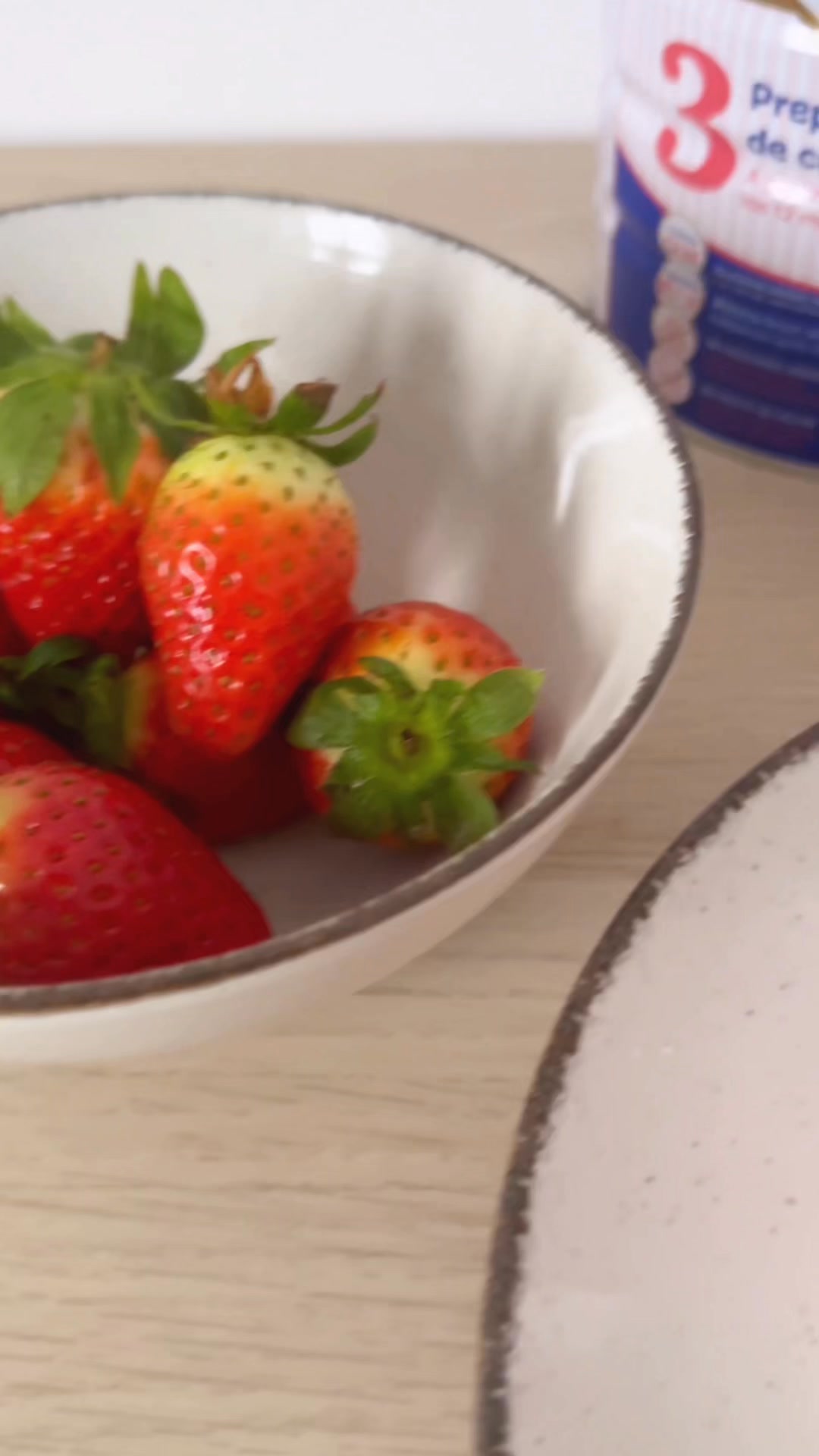 ¿A tu peque le encantan las fresas? 🍓

Te enseñamos cómo preparar un Petit Suisse 100% casero super fácil para preparar con ellos. 

🍓 Fresas frescas. 
🧀 Queso crema 
🍋 Zumo de limón (adiós gelatina). 
🍼 Leche Nutribén innova®.

Batir, enfriar y... ¡A disfrutar! Queda súper cremoso y rico.

📥 Guárdate el vídeo para tener la receta a mano. ¿Os animáis a hacerlo juntos esta tarde? 

#Nutriben #RecetaBebe #AlimentaciónComplementaria #SnackSaludable #NutreLoMásGrande
