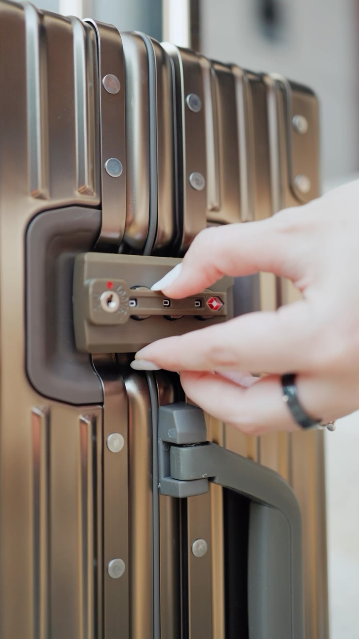 Check our our collections online 👀
www.champsluggage.com 🔗

#Champs #champsluggage #luggage