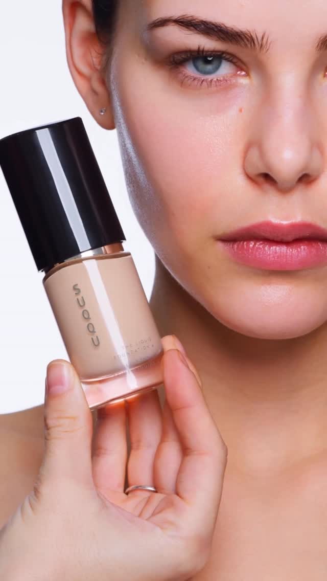 Now evolving as THE LIQUID FOUNDATION e, crafted to deliver heightened radiance and refined color. Enriched with increased luminous oils, yet the formula adheres seamlessly onto the skin and provides long lasting wear. Smoother in texture, more radiant in glow. Its precisely calibrated shade range has been refined for clarity, bringing skin a truer, more beautiful radiance.

Available from 12th February at @theofficialselfridges @harrods @libertylondon @lebonmarcherivegauche @cultbeauty 

#suqqu #suqquurope #foundation #glowingskintips #skincarefoundation