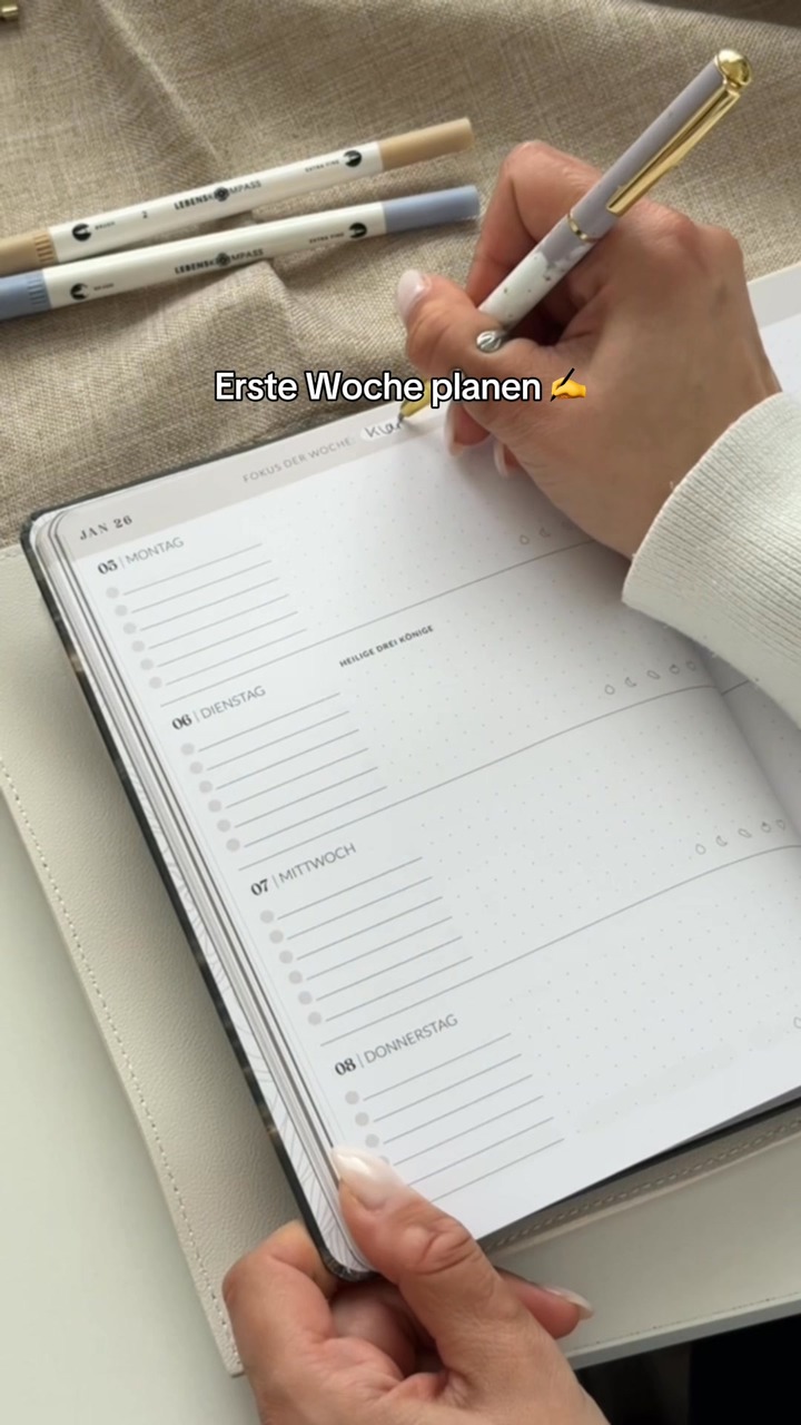 So startest du optimal mit deinem Terminplaner 2026 ✨👇

Wir empfehlen dir für deinen neuen Planer ein kleines Start-Ritual, damit er immer zu deinem täglichen Begleiter wird. Achtsam, organisiert und ganz persönlich. 💛

🛡️ Schritt 1: Schütze deinen Planer
Nutze am besten direkt ein Buchcover, damit Ecken, Kanten und Cover das ganze Jahr schön bleiben. Stift einstecken, Sticker & Tabs bereitlegen und du bist startklar! 

✍️ Schritt 2: Mach ihn zu deinem Planer
Trage deinen Namen, dein Motto für 2026 oder ein persönliches Symbol ein. So wird aus einem Buch dein Planer mit Bedeutung.

🌟 Schritt 3: Ziele & Wünsche festhalten
Nutze die Reflexionsseiten, um deine Ziele, Wünsche und Schwerpunkte für 2026 zu notieren. Das schafft Klarheit und Fokus, noch bevor der erste Termin steht.

📆 Schritt 4: Jahres– & Monatsüberblick füllen
Markiere wichtige Ereignisse, Deadlines und Highlights. So hast du deine Meilensteine immer im Blick.

✅ Schritt 5: Wochenroutine entwickeln
Plane jede Woche mit Fokus, To-Dos, Terminen und einer kleinen Intention. Das sorgt für Struktur und Achtsamkeit im Alltag.

Mit diesen Schritten legst du den Grundstein für ein achtsames, organisiertes und bewusstes Jahr 2026, mit deinem Terminplaner als zuverlässigen Begleiter. 📔
...
#terminplaner2026 #lebenskompass #achtsamkeitimalltag #organisationmitherz #kalenderliebe #achtsamplanen