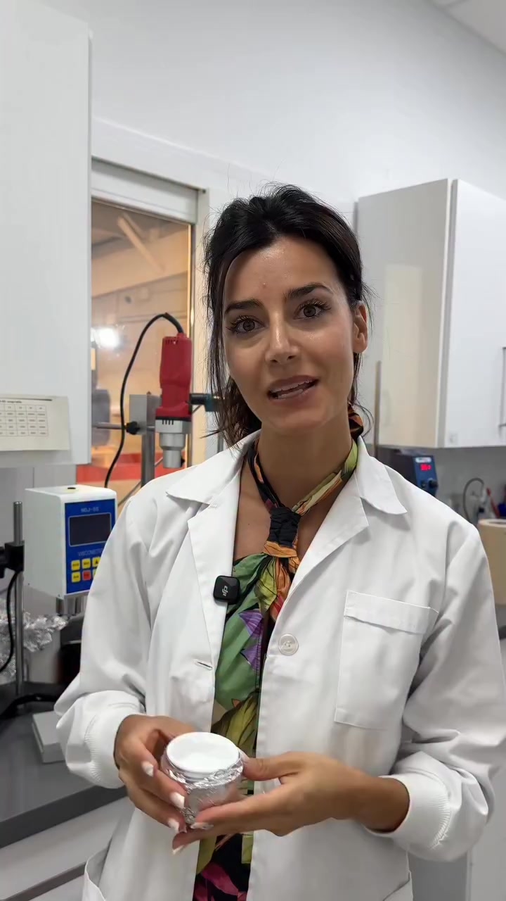 Aquí no hay secretos:
Nuestra cosmética nace en nuestro propio laboratorio, con un equipo que cree en lo natural 🌱

💡 Queremos que lo descubras y seas parte.