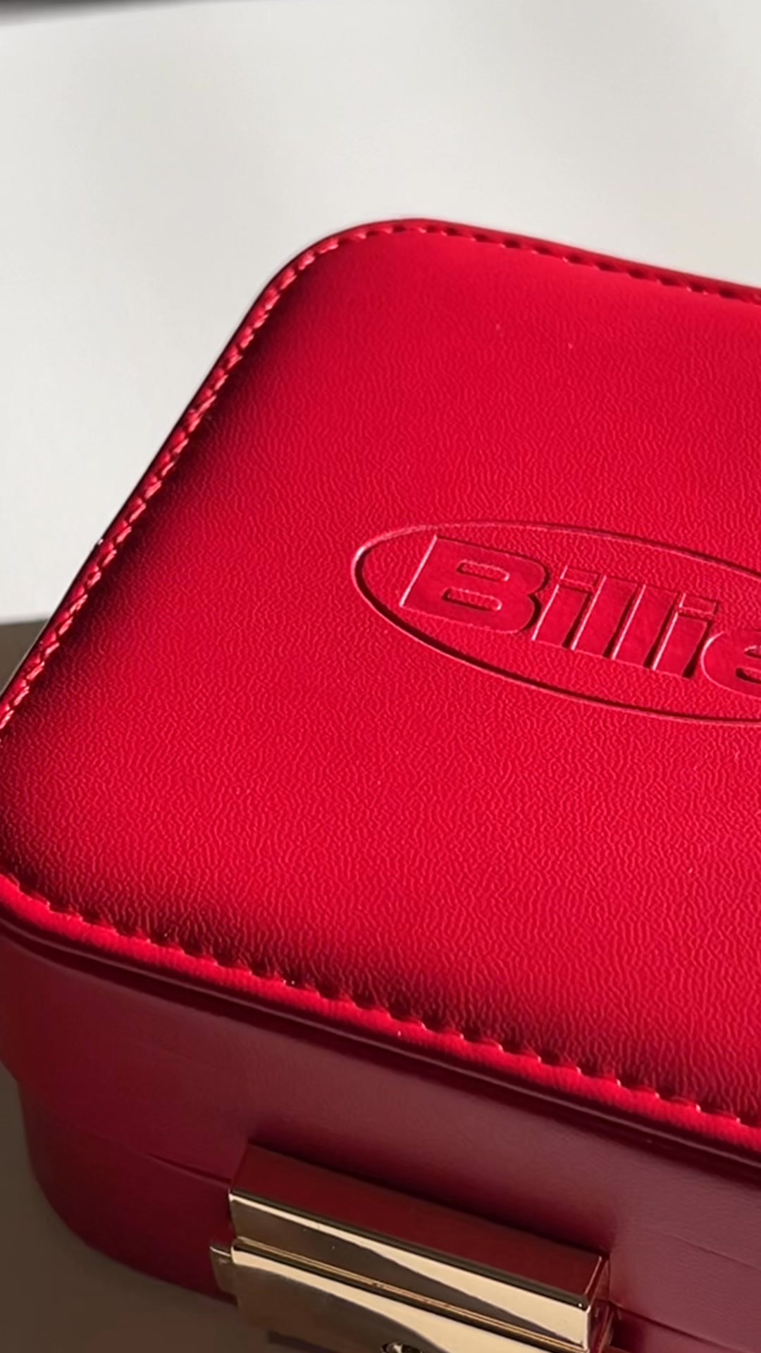 La Saint-Valentin, c’est tous les jours ❤️ La boite à bijoux de Billie Eilish est disponible sur le site officiel de l’artiste 😍