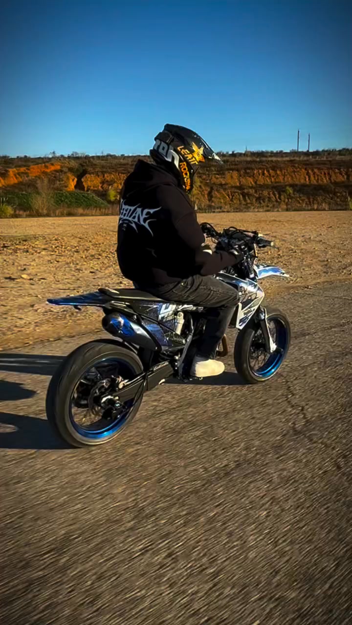 Racing Zipper Storm Black 🥷🌪️ 
📸: @camillo.sm
Ready to ride. Ready for more. LEFTLANE.