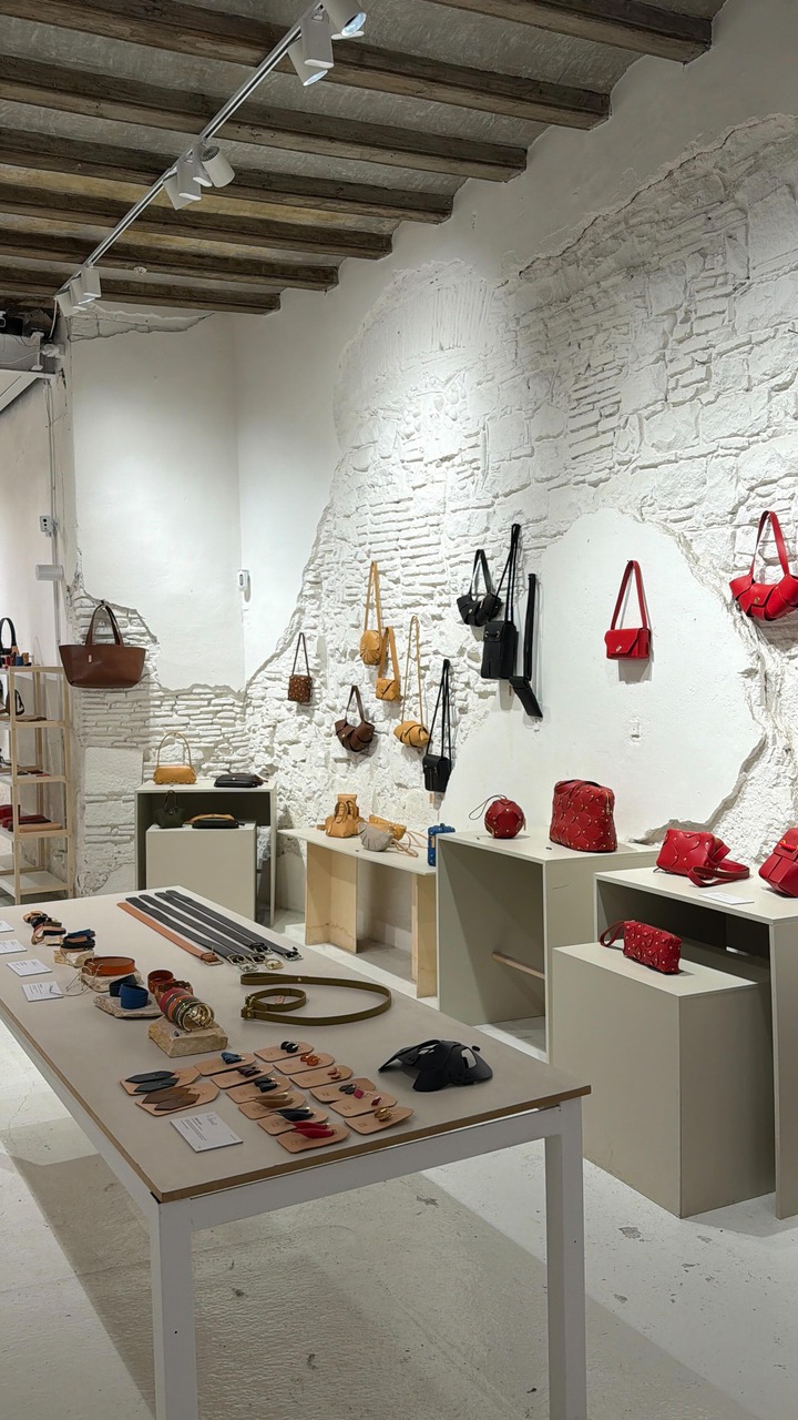 Si buscas un regalo especial🎁 en Atelier Madre by @manuel_dreesmann tiene piezas únicas hechas a mano con mucho amor en Barcelona🤍
Todos sus bolsos y accesorios son de piel y puedes personalizarlos con tu nombre o tus iniciales, el detalle perfecto ✨

#handmade #ateliermadre #barcelona #planesbarcelona