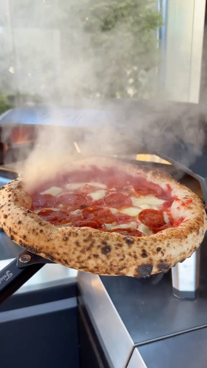 Pizza Salami geht immer, oder?😍🍕 Welche ist deine Lieblingspizza? Schreibe es in die Kommentare.👇🏻

Anzeige - Dieses Mal musste schnell gehen, deshalb habe ich die „Teichners Teiglinge“ verwendet.🍕 Die eignen sich perfekt, wenn es spontan sein soll.💨 

✔️48 Stunden Teigreife
✔️aromatisch, luftig und bekömmlich
✔️einfach auftauen und loslegen
✔️Keine Zusätze: Mehl, Wasser, Salz & Hefe

Mit Code „SVEN15“ könnte ihr auf die Teiglinge und auf meine Pizzen satte 15% bei @eatfreda auf www.eatfreda.de sparen. Link auch in meiner Bio unter dem Linktr.ee.❤️🍕