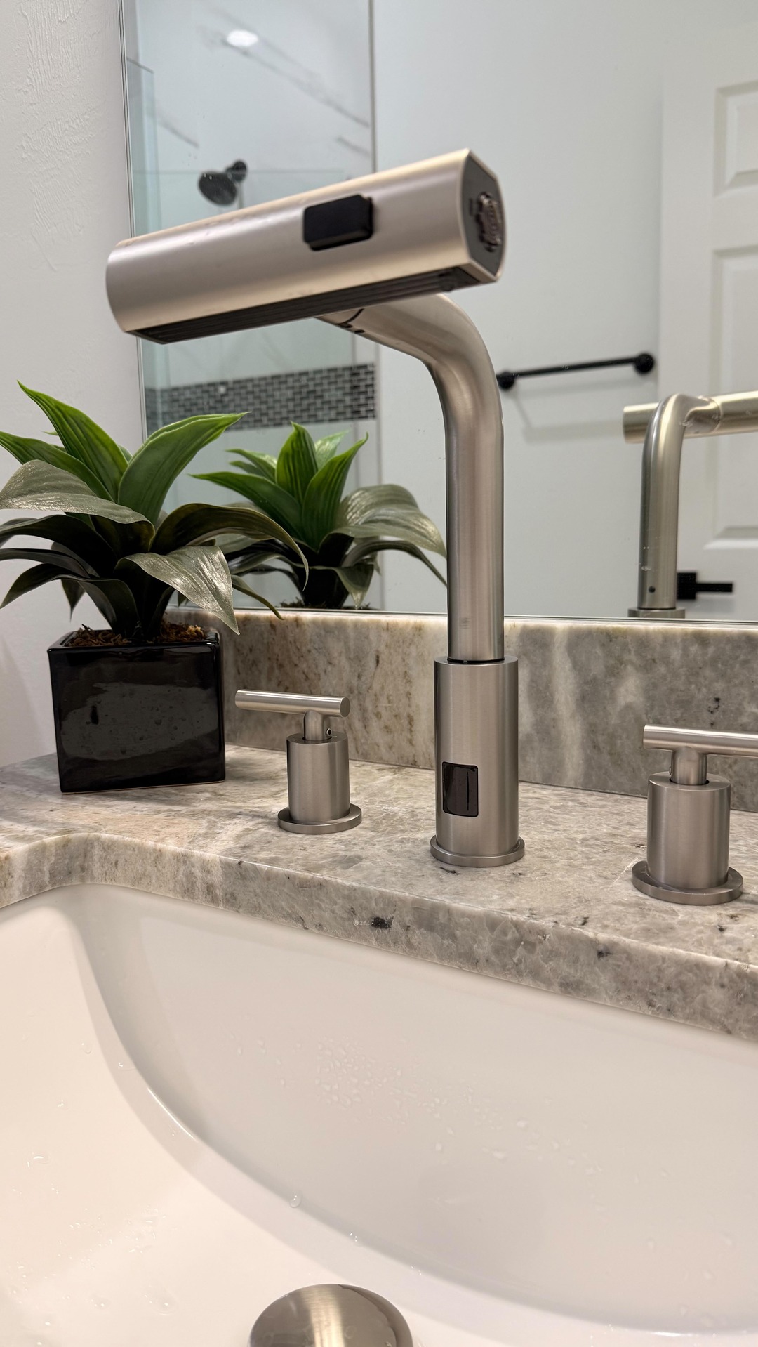 Habías visto un grifo de baño tan útil como este? 
17% off code Adri

#leftonhome #leftonfaucet #faucet #bathroom #remodelacion #baño #grifoviral