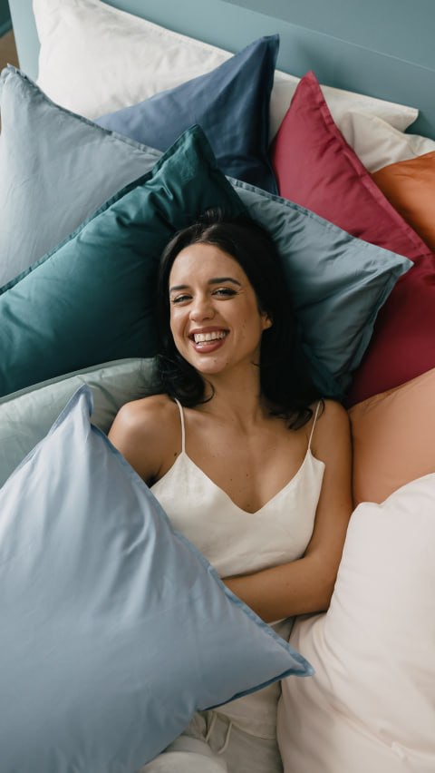 Il letto non è solo un oggetto.
E’ il luogo a cui torniamo quando cerchiamo pace.
Un rifugio accogliente in cui le difese si abbassano,
i pensieri si fanno più leggeri
e iniziamo a sognare.✨
E’ il suono di una risata condivisa, 
di parole sussurrate prima di addormentarsi
e del respiro sereno di chi riposa davvero bene.

Ogni letto racconta la storia di chi lo vive: inizia a scrivere la tua.🖊
Scopri la nuova linea di biancheria e arredo Dreamin*101. 
🌈11 colori, infiniti momenti di serenità.

#dreamin101 #dormireinunsogno #buonisogni