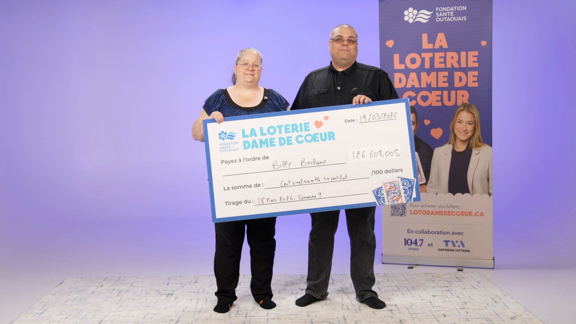 Félicitations à M. Billy Bechamp, gagnant du prix hebdomadaire de 126 608 $ ! 
• Enveloppe choisie : #20
• Carte révélée : ♠ 8
• Billet gagnant : 99204965072
Une superbe victoire… et le suspense continue !
La Dame de Cœur se fait attendre ! ❤️
Le jackpot progressif atteint maintenant 1 571 102 $.
Le prochain tirage approche…
Et si c’était votre tour ?
🎟 Billets disponibles : lotodamedecoeur.ca