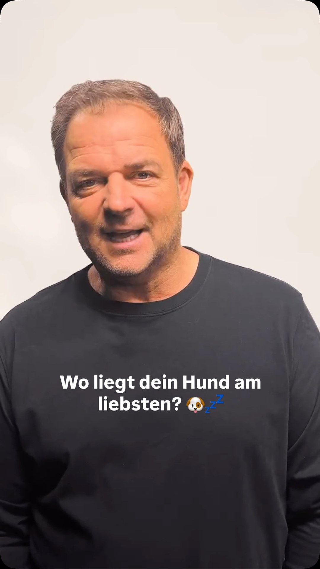 Eins ist ja wohl klar:

Wenn man seinem Hund wirklich etwas Gutes tun will, dann fängt man beim Schlafplatz an. Nicht beim Leckerli, nicht beim Spielzeug, sondern ganz klar beim Bett.

Deshalb hab ich mich damals fürs KUDDE entschieden. Stabil, orthopädisch und gemacht für Hunde, die nur das Beste verdienen.

Und falls ihr eh gerade überlegt, eurem Hund etwas zu Weihnachten zu schenken, dann lohnt es sich im Moment besonders bei SABRO vorbeizuschauen. Denn aktuell ist der perfekte Moment, um in Ruhe und ohne Stress die ersten Geschenke für den Hund zu besorgen.
Mehr sag ich nicht. 😉

#martinrütter #sabro #hundebett #kudde