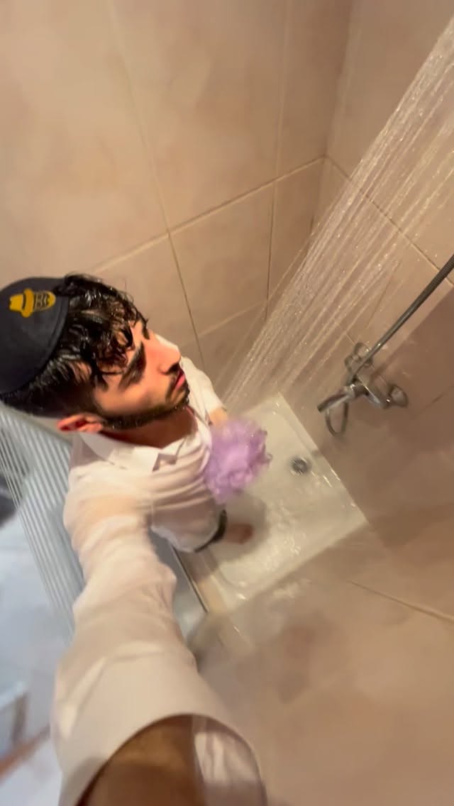 En tant que juif pratiquant l’hygiène est une obligation c’est pour ça que depuis peu j’utilise @boku.hello un abattant qui transforme n’importe quel wc en toilette japonais. Avec mon code MENDEL15 tu as -15%