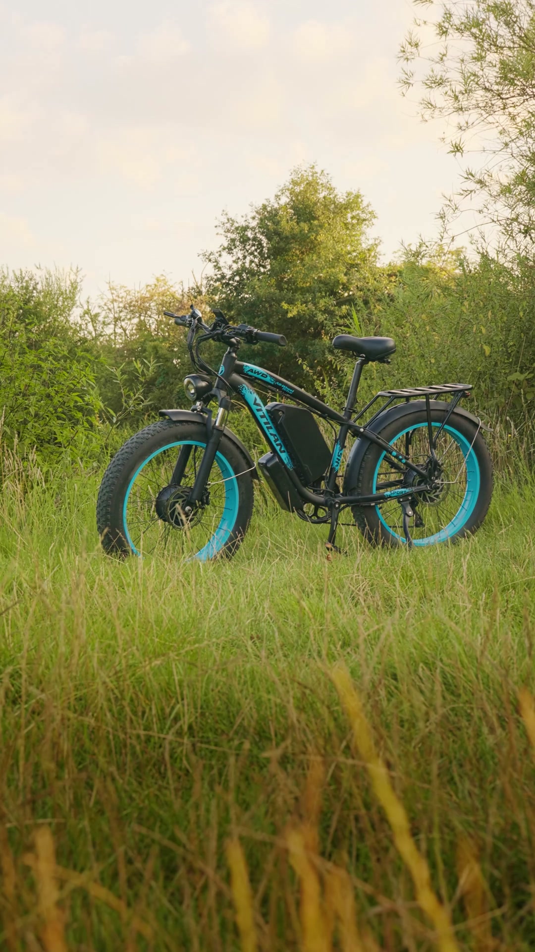 𝐂𝐨𝐧𝐪𝐮𝐞𝐫𝐢𝐧𝐠 𝐭𝐡𝐞 𝐰𝐢𝐥𝐝 𝐛𝐞𝐠𝐢𝐧𝐬 𝐰𝐢𝐭𝐡 𝐜𝐨𝐧𝐭𝐫𝐨𝐥.
🚵🏻‍♂️The H5 electric off-road bicycle features a precision-engineered frame with a low-center-of-gravity geometry, laying a stable foundation for high-speed trail adventures. Its powerful dual motors tackle steep climbs with precise and robust power delivery, while the front fork suspension system smooths out rugged terrain, leaving only the confidence of grounded mastery. This is more than just a bike—it's an extension of your will.
👉Follow us now to explore endless possibilities.