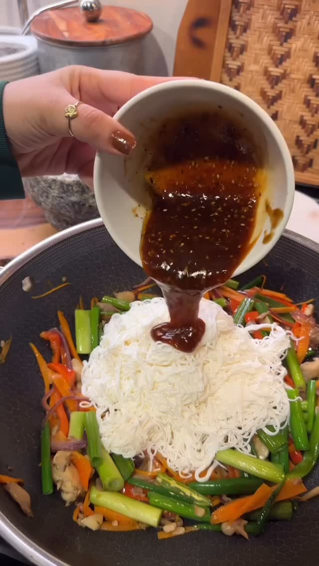 Whip up a quick, protein-forward stir-fry with our Egg White Noodles 🍜
Try this Simple, vibrant, and ready in minutes recipe from @thehungrycoderr

Try this easy bowl:
• 1 bag Miracle Noodle Egg White Noodles (rinsed + dried)
• Chopped green onion
• Red onion slices
• Shredded carrots
• A handful of snap peas, mushrooms, or broccoli
Sauce mix: 1tbsp Oyster sauce, Soya sauce, sesame oil and Chili Garlic sauce
Optional: chili crisp, toasted sesame seeds, or extra protein of choice
Sauté the veggies, add your dried noodles, toss with sesame sauce, and enjoy a nourishing meal that’s light, satisfying, and full of clean protein.

What veggies would you add to your stir-fry?

Follow @miraclenoodle for more vibrant, nutrient-forward recipes.

#MiracleLiving #MiracleNoodle #EggWhiteNoodles #ProteinForward #HealthyRecipes