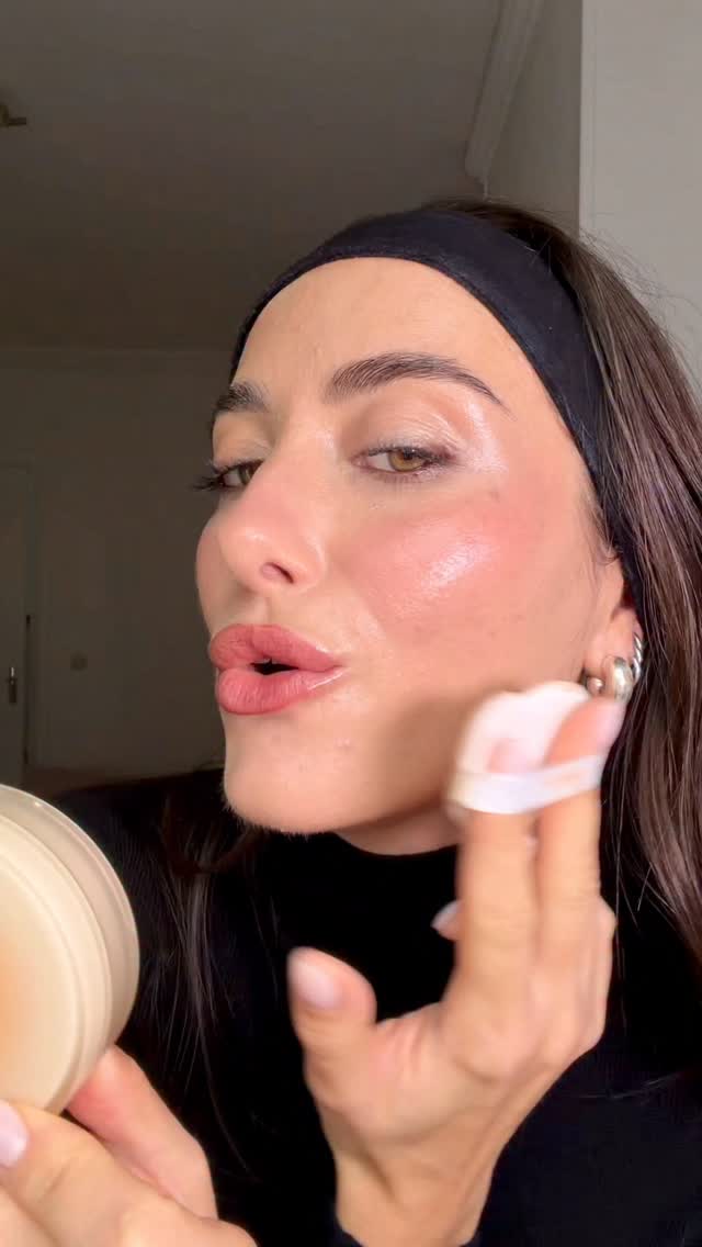 Ma réponse quand on me demande un fond de teint au fini lumineux et glowy : The DEWY DAY de @yepoda.fr 💫