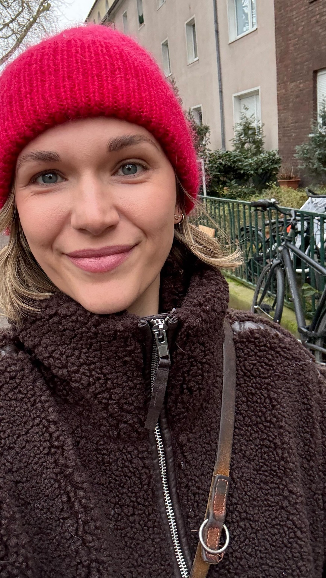 Nein, es ist nicht das, was du denkst 😅

Aber ganz ehrlich?
Ich hätte nie gedacht, dass ich mal so offen über meinen Beckenboden spreche.

Anzeige | Ich nutze aktuell den @perifit.co Beckenbodentrainer und merke tatsächlich einen Unterschied – und das fühlt sich richtig gut an.

Wenn wir anfangen, normal darüber zu reden, fühlt sich plötzlich vieles weniger peinlich an.
Und mehr wie Selbstfürsorge.

#frauenkörper #beckenbodentraining #mamarealität #ehrlich #gesundheit