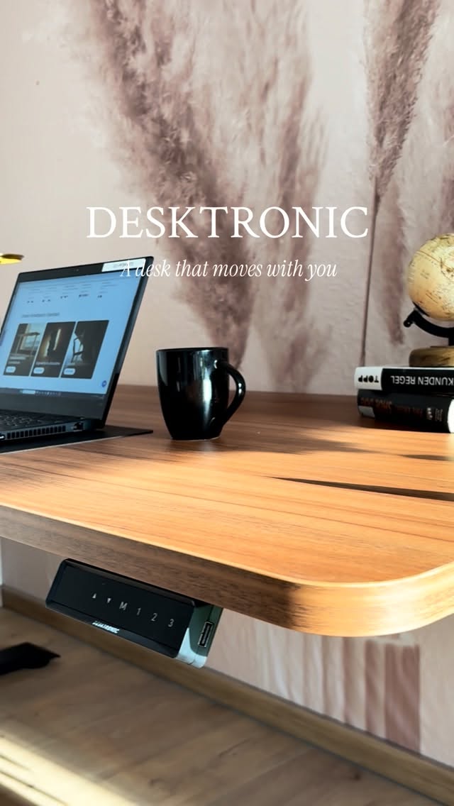 Working from home just got an upgrade!✨

So happy to receive this desk from @desktronic 🥰 their desk setup makes switching between sitting and standing effortless 😎 one button and it adjusts instantly.

✨ Special offer: Get additional 25€ off orders over 200€ in Germany with the code [deco25]

How to shop 👇🏻
• Comment LINK and I’ll send you the link!
• OR click the link in my bio

Make sure you’re following me for more 🙌🏻

Werbung 
#homeoffice #desksetup #homeoffice #homedecor #desktronic