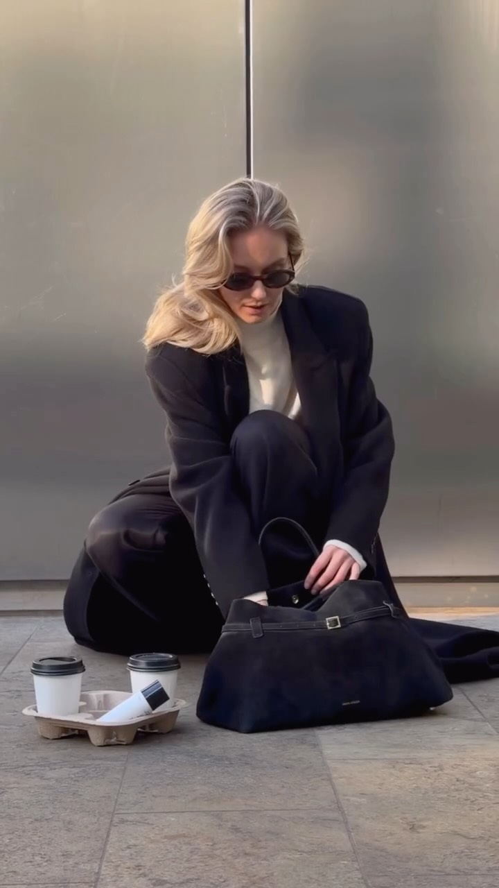 @louisesteijn on a coffee run around the block, moving through the city. A light refresh in between errands.

#MarieStellaMaris #HairBodyMist