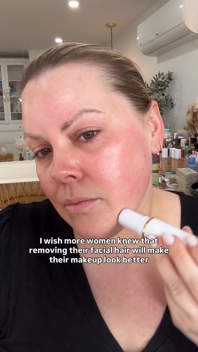Using the Frankie from @bushbalm to gently remove any peach fuzz on my face, I do this because your makeup will sit better on your skin-even if you can’t see it, it’s there!
#peachfuzz #facialhair #skincareroutine