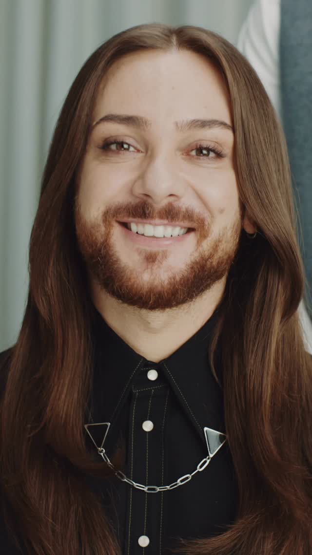 @RiccardoSimonetti hat den K-Scan von @Kerastase_Official getestet, um mehr über seine Haar- und Kopfhautgesundheit zu lernen. Die Ergebnisse sehen Sie im Video.
#voguegermany #voguebeauty
(Kérastase-Experte: Christoph Filser, DoP: Yannic Kötter, Hair & Make-up: Florian Ferino, Styling: Arkadius Giesek)