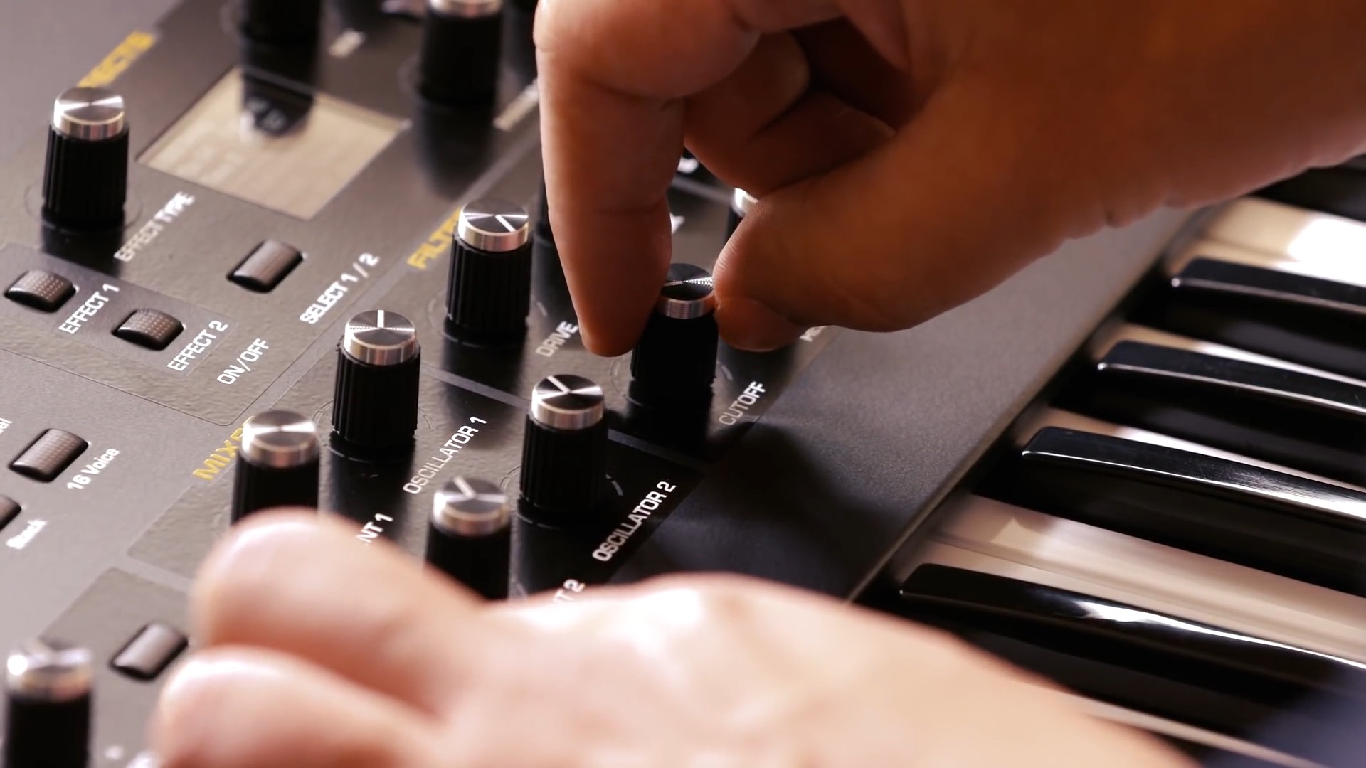 Le Prophet X de Sequential dispose de deux voix basées sur des échantillons en 16 bits/48 kHz, qui se combinent parfaitement avec deux oscillateurs numériques. Cette combinaison vous permet de créer des sons complexes et dynamiques, devenus indispensables dans la production musicale moderne. Avec une polyphonie allant jusqu'à 16 voix en mono ou 8 voix en stéréo, vous pouvez réaliser vos idées musicales sans restrictions.