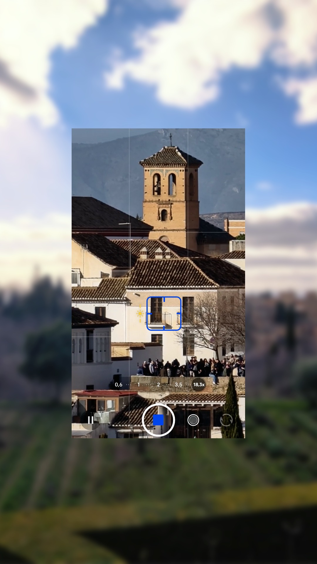 A veces renta un zoom out  para ver las cosas con perspectiva (o para conseguir una transición chulísima). 🤔 Si te preguntas cómo hacer para que quede así de top, apunta:

Pasa de 200mm a 15mm en tu cámara ZEISS de 200MP de un vivo X300 Pro. ¡De nada! 📷