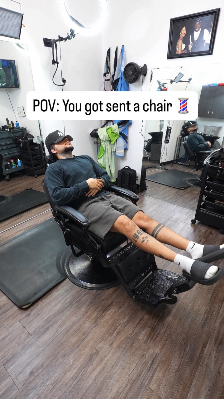 Thank you to @artisthandbeauty for sending me this absolute beauty of a chair 🔥

🚨They are having a huge Black Friday sale w all products being 45% off! 🚨

I’m in love with the aesthetics and comfort it provides. 

If you’re looking for a high quality chair that stands out. I highly recommend @artisthandbeauty 
.⁣
.⁣
.⁣
.⁣
.⁣
#lineup #tucsonbarber #phoenixbarber