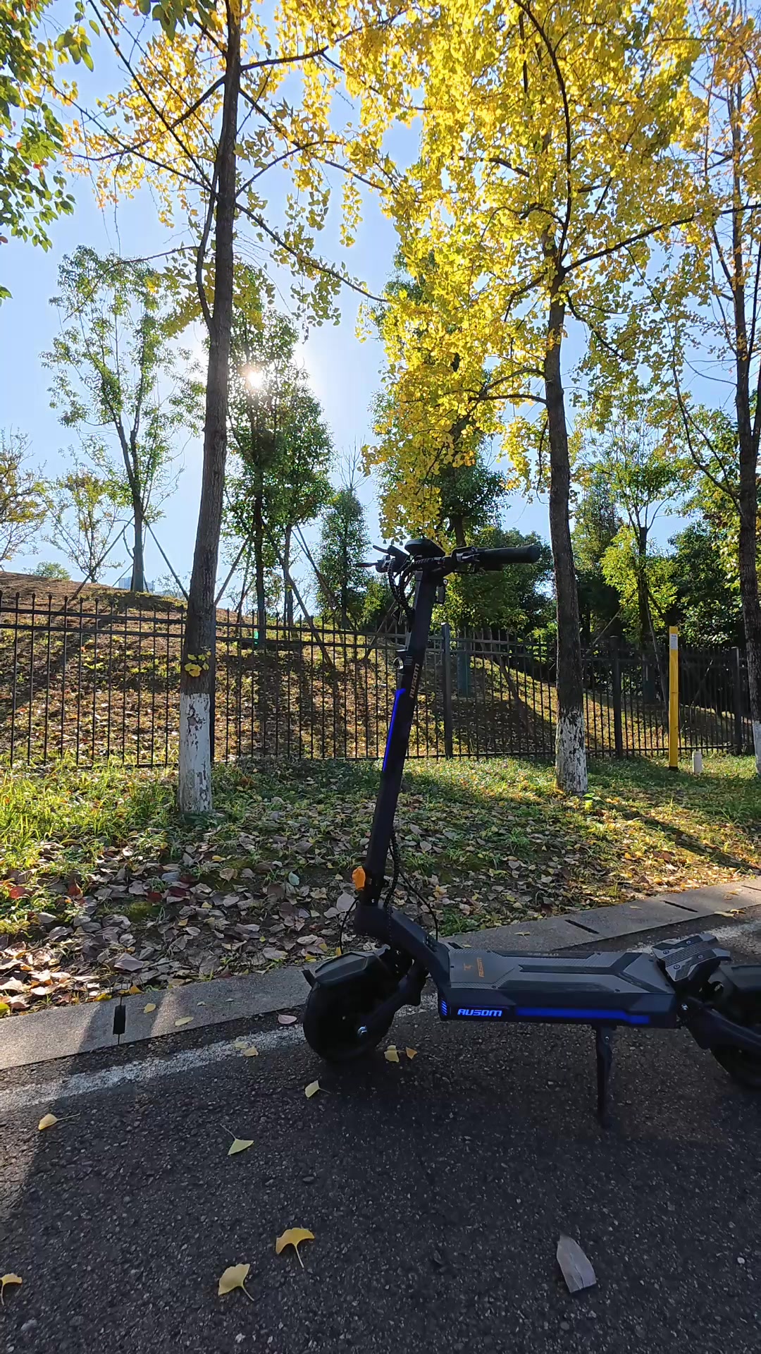 A quick look at the latest Ausom DT2 Pro E-scooter! 
⚡42 mph max speed ⚡Dual 1100W brushless motors.
✅ Follow us for the freshest Ausom scooter updates! 

#AusomDT2Pro #DualMotorScooter #OffRoadPower #ScooterNews #RideFast