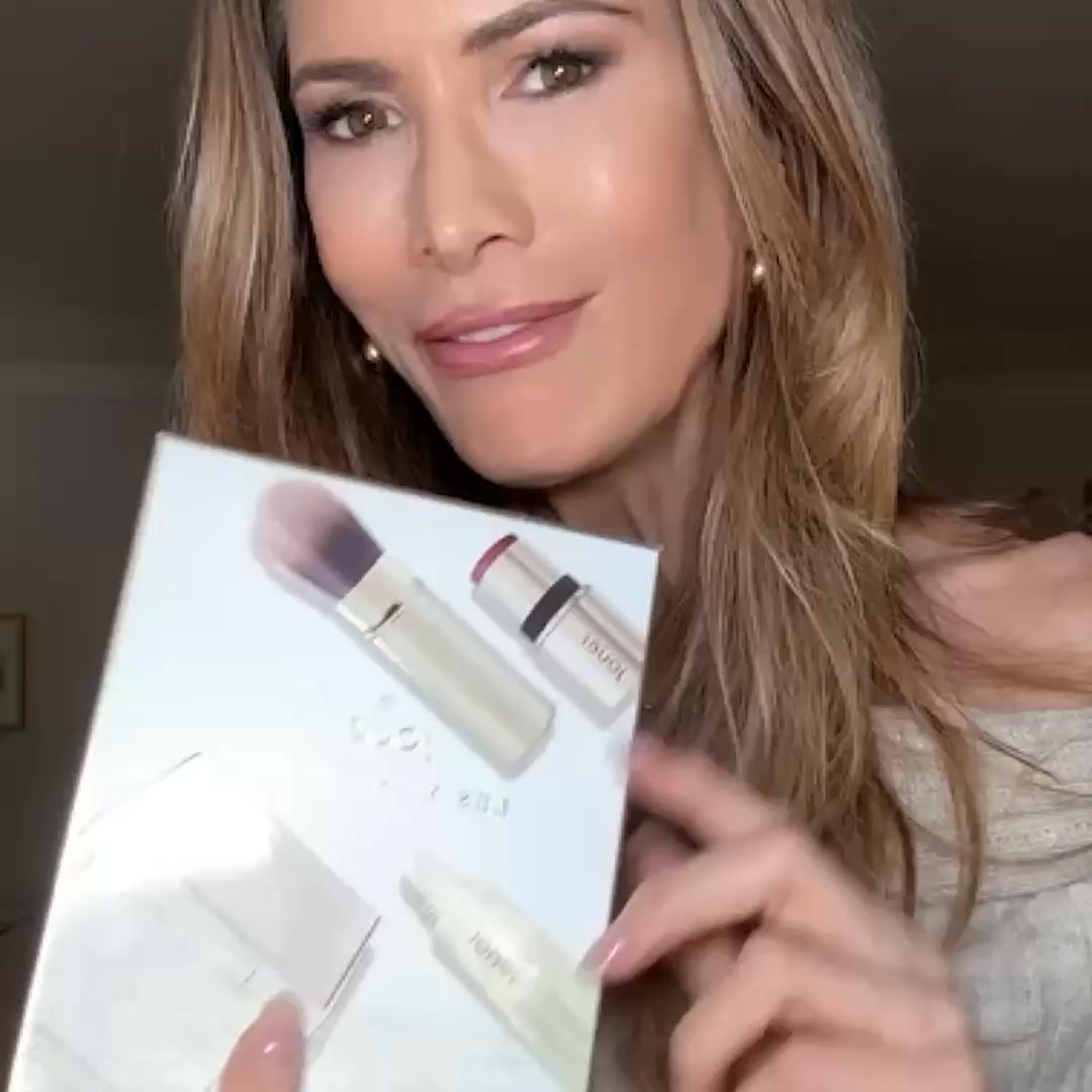 4 essentials. One effortless look.