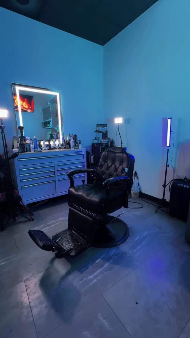 Big shoutout to @artisthandbeauty for sending me this comfortable luxurious chair! 🔥 

❇️ they are having a huge Black Friday sale on most products take advantage now! ❇️

#hairart #barber #barbersinctv #barberlife #barberlove #fashion #florida #photography #fade #miamibeach  #wynwood #boxing #explorepage #nba #coralgables #brickell #doral #miamibarbers #nfl #miamibarber  #miamiheat #miami #model #hairsyles #funny #viral #inspirational #explore #miamiheat