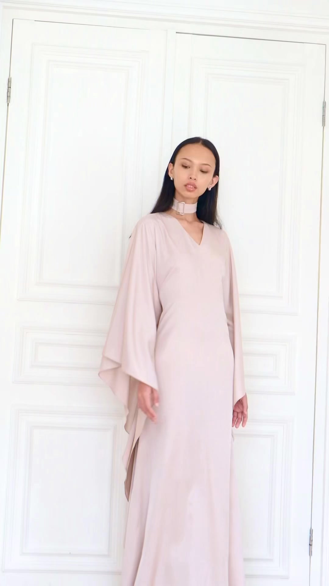 Crafted from a silk blend, this kaftan features an adjustable silhouette for a customizable fit.