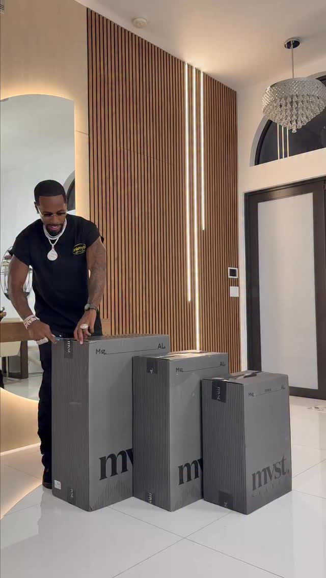 Use my discount code: safaree 

More Excited about traveling now thank you to the best luggage I’ve seen in a while @mvstselect 
Go get yours!!