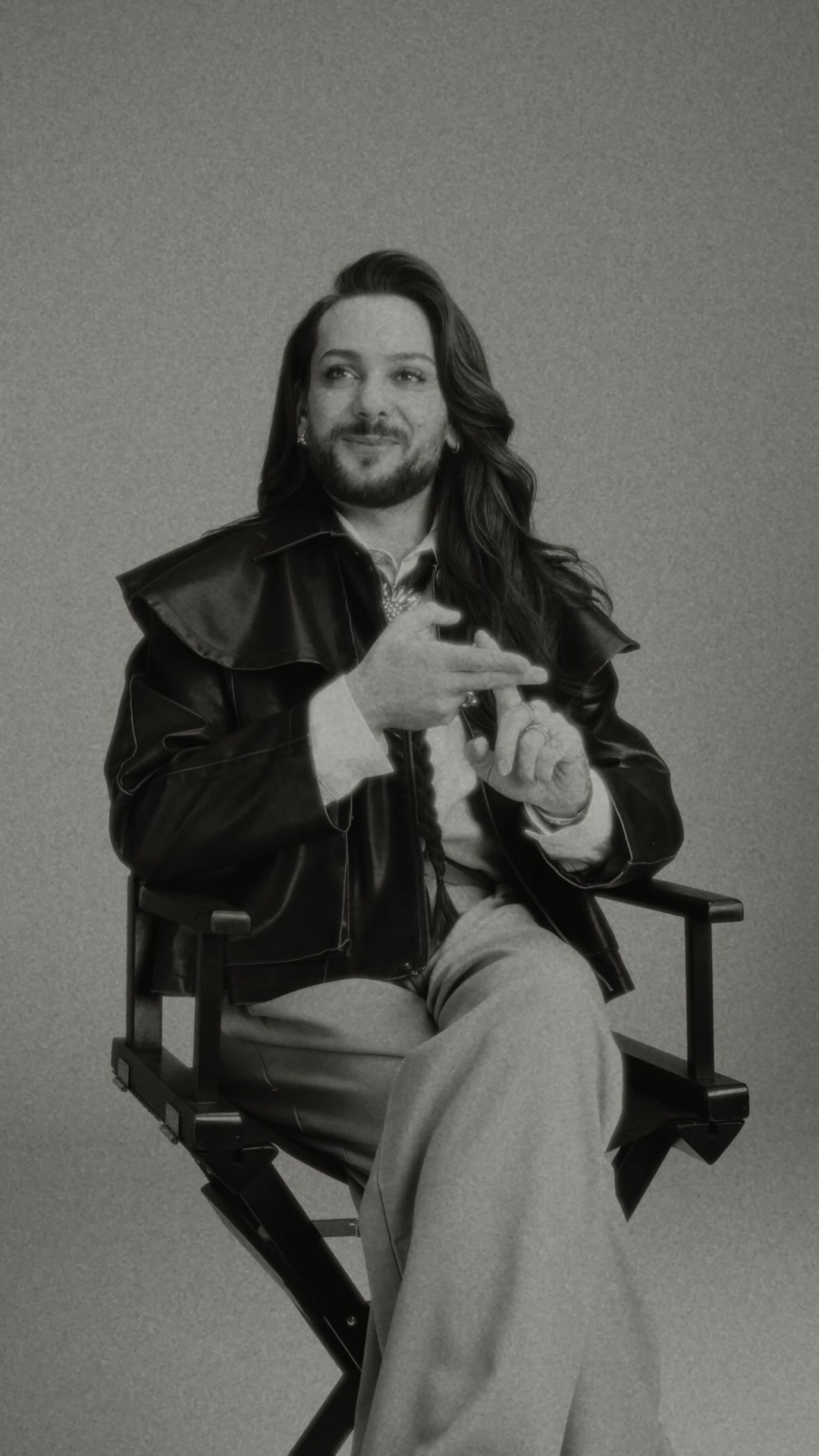 Riccardos Engagement für die queere Community und sein Einsatz für eine tolerante Gesellschaft, die auch Raum schafft für nicht-traditionelle Interpretationen von Männlichkeit, machen ihn neben seiner steilen medialen Karriere zu unserer ersten VOGUE-Spotlight-Persönlichkeit.
#voguegermany #voguespotlight #anzeige
(DoP: Yannic Kötter; Hair & Make-up: @kerastase.official, Florian Ferino; Styling: Arkadius Giesek)