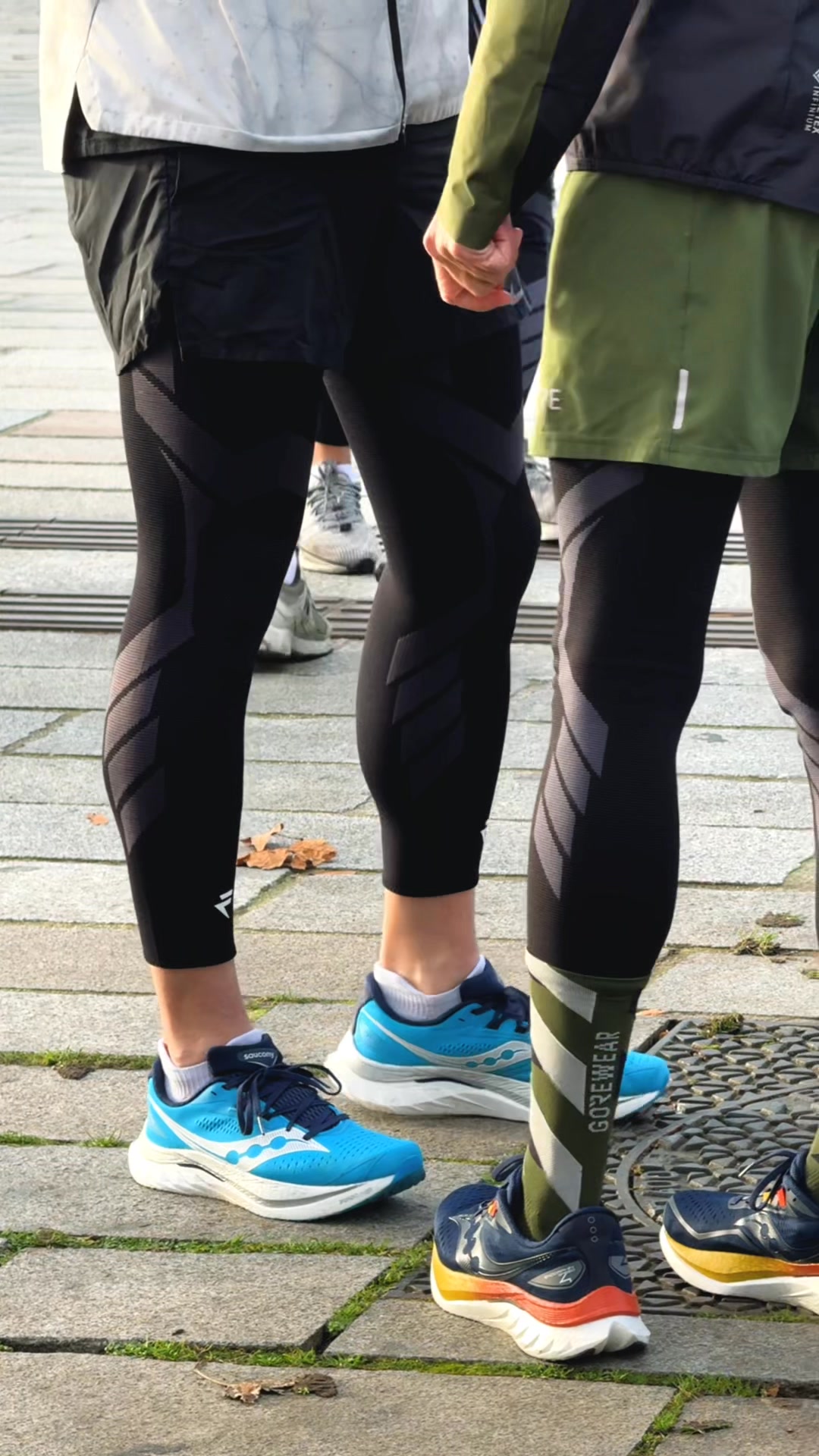 Relieves and protects knees