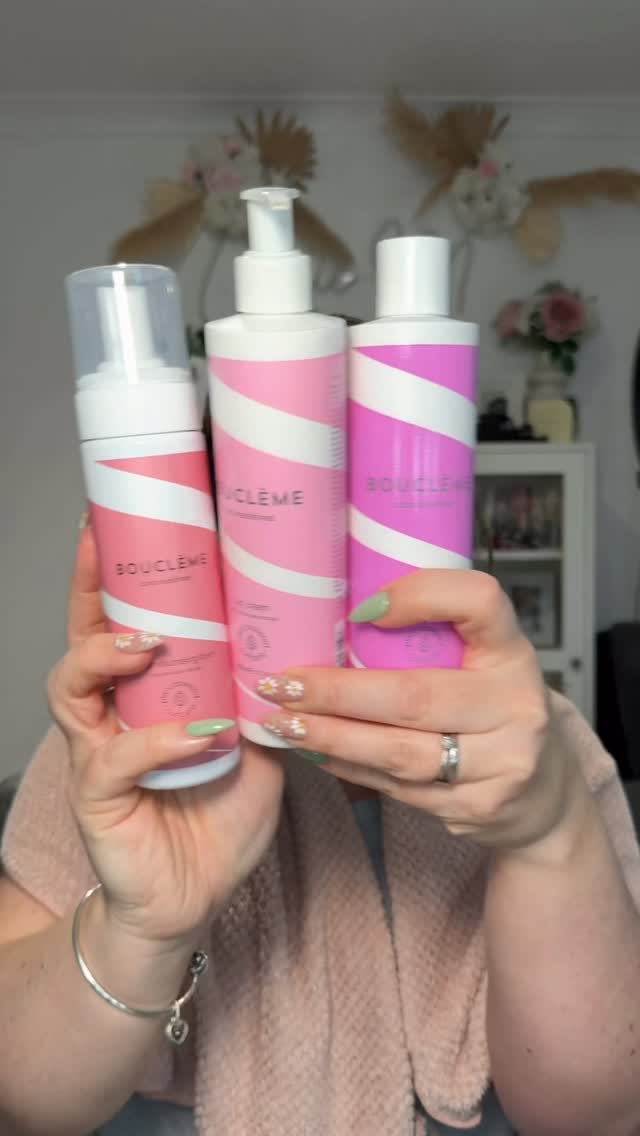 My curls haven't looked this good in months 😍 These @boucleme products genuinely control frizz while boosting the health of your curls. I highly recommend! Plus new customers get 15% off 🩷

.
.
#frizzfree #frizzfreecurls #curlyhair #curlyhairbride #naturalcurls North Wales bride hairstylist / bridal hair stylist / elopement wedding hairstylist/ natural curls for brides