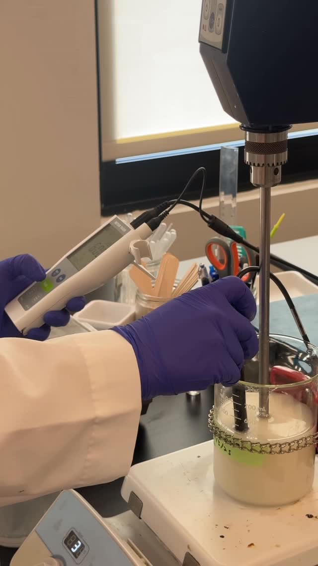 The secret to defined shiny waves 👀🔍 Here’s a peek into what makes our wavy routine so great: we actually customize our formulas based on your hair type. Your best hair day should start from the very beginning … wash day 💜