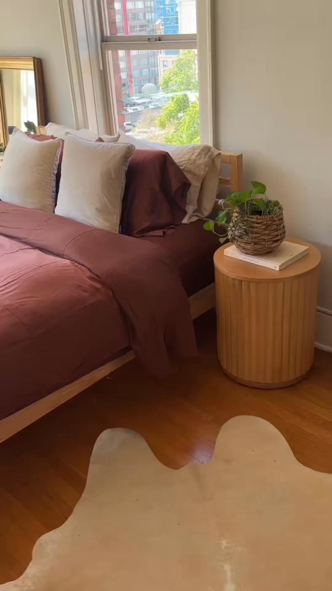 I finally tried these viral eucalyptus sheets from Eucalypso — and the results absolutely blew my mind.
- Cooling & temperature regulating
- Incredibly soft & silky smooth
- Hypoallergenic & gentle on skin
- Lightweight yet cozy
- Made from 100% certified TENCEL™ Lyocell