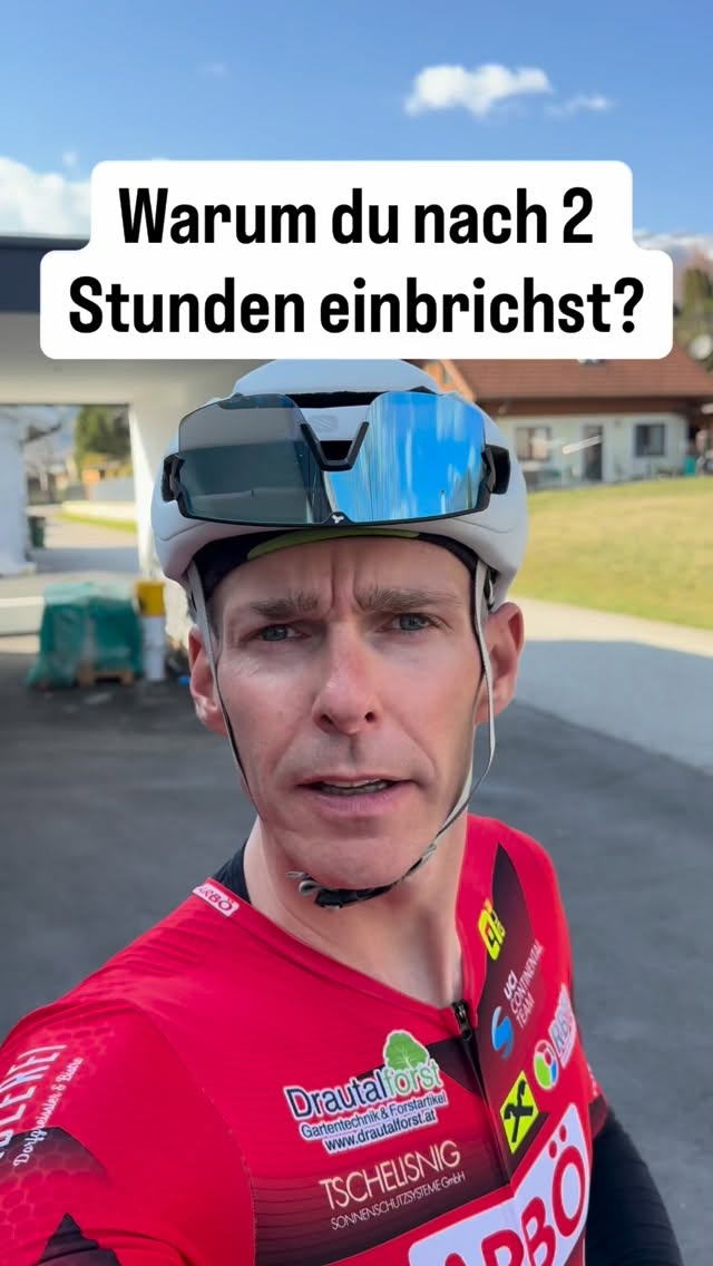 Die meisten scheitern nicht an der Fitness.
Das Problem ist oft die Ernährung.

Nur Wasser?
Reicht ab 90 Minuten einfach nicht mehr. ❌

Wenn du eine konstante Leistung bringen willst brauchst du:
➡️ schnell verfügbare Kohlehydrate
➡️ in der richtigen Mischung
➡️ Elektrolyte

Genau deshalb nutze ich den NRGY Drink von NDURANZ.
👉 45g Carbs pro Portion
👉 1:0,8 Ratio für maximale Aufnahme
👉 Elektrolyte für stabile Performance ohne Krämpfe

Damit vermeide ich Leistungseinbrüche - auch nach Stunden.

🔗 Link in Bio

Partner: @4endurance.at

#fuelingthesurge #cyclingperformance #endurancetraining #sportsnutrition #rennradliebe