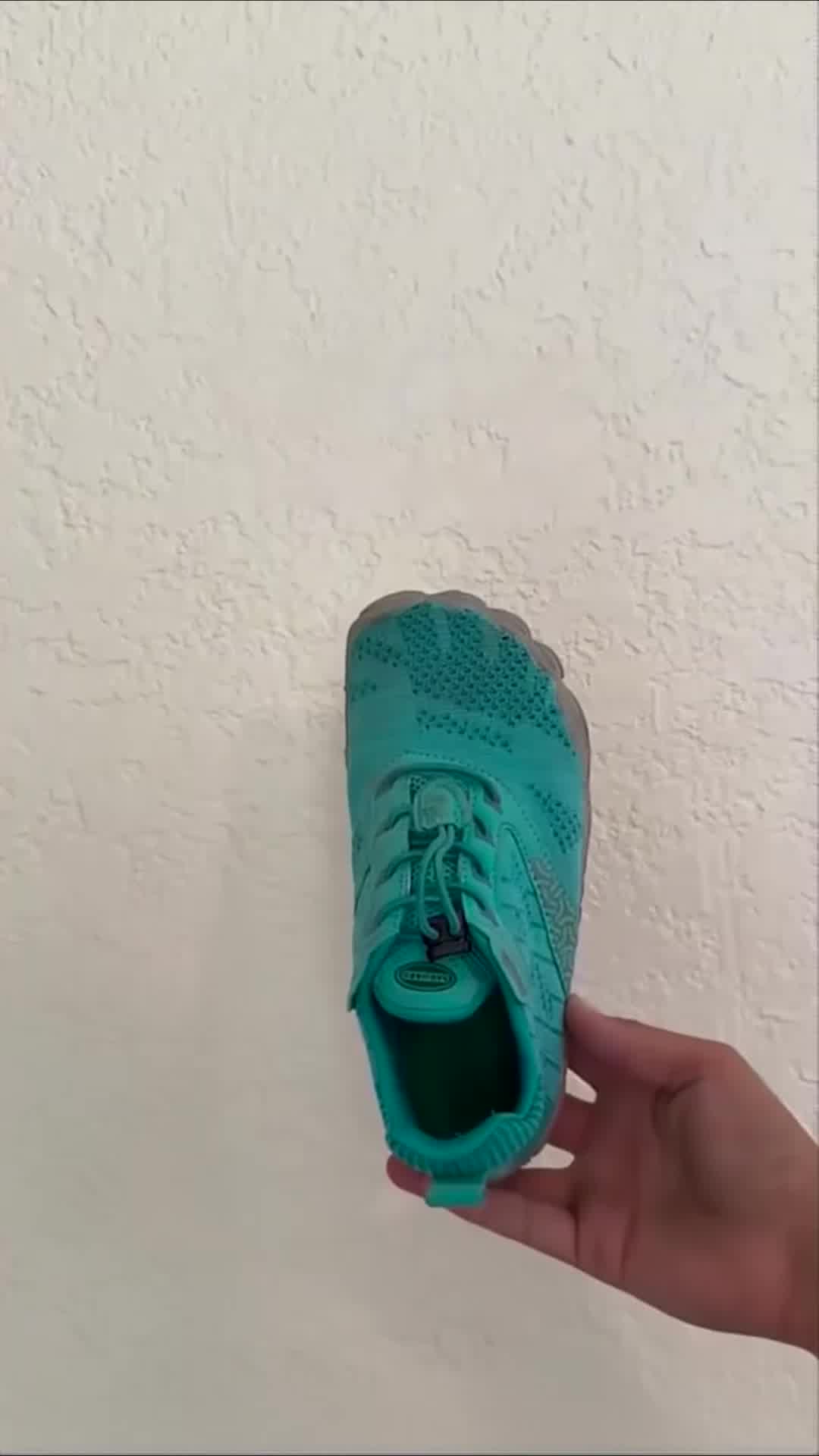 Laissez les pieds de vos enfants plus naturels