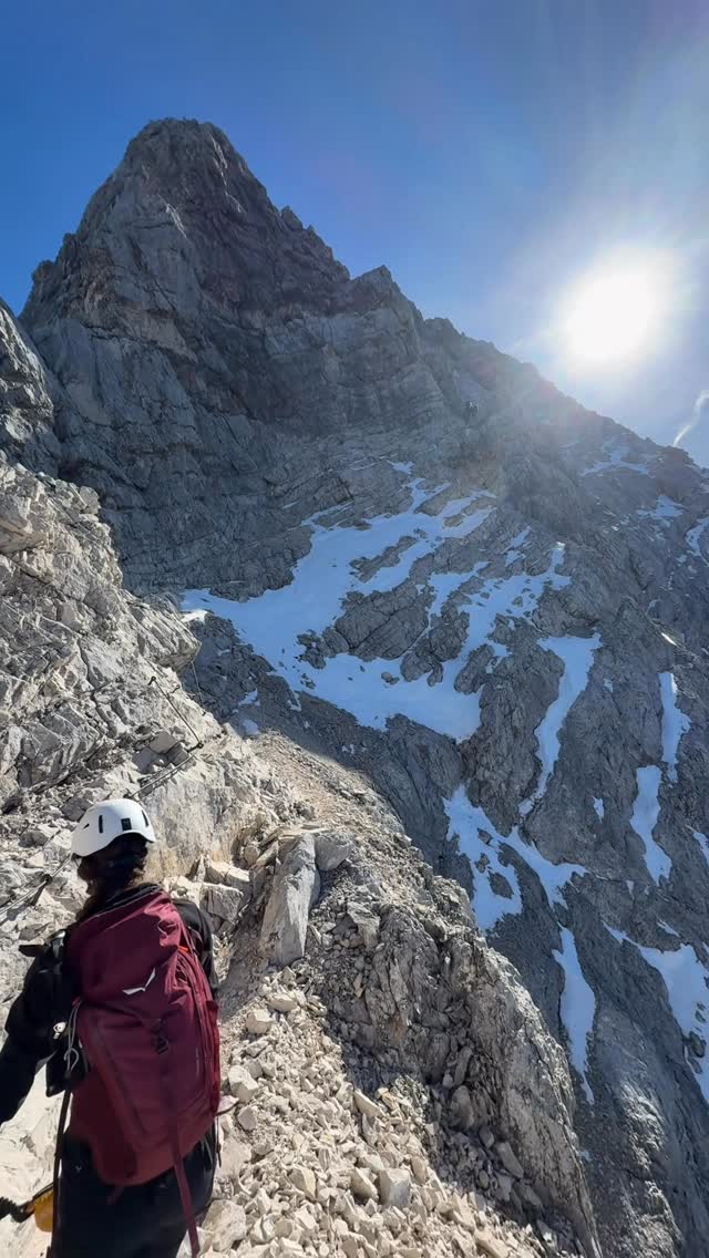 Unten im Tal grau. Oben einfach Sonne. ☀️🏔️
Aber woher soll ich das wissen ? 

Anzeige/ Gerade mit wenig Energie überlege ich mir genau, wann und wo ich losgehe und genau da hilft mir die @wetteronline App total.
Zu wissen, wann es wo schön ist, macht es doch noch viel leichter gute Bergmomente zu genießen ☀️

Und ganz ehrlich:
Diese Momente über den Wolken sind jedes Mal alles wert.

✨ Sei die Erste in der Sonne.

#wetteronline