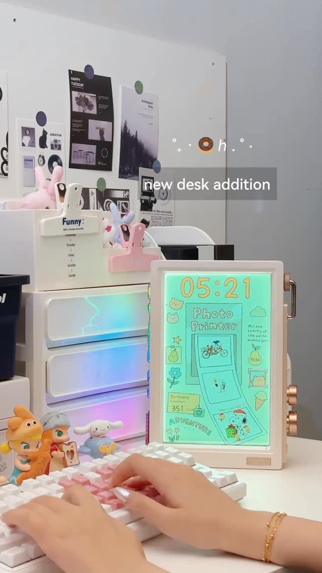 My desk vibe went from “meh” to “wow” thanks to the Divoom TimesFrame! It fits perfectly with my fairy lights, and mechanical keyboard 🖼️💡 What’s your must-have desk item for good vibes? Drop it below! #divoom #techlife #timesframe #photograpy #giftbaskets #desksetup #pixelart #instamood #cute
