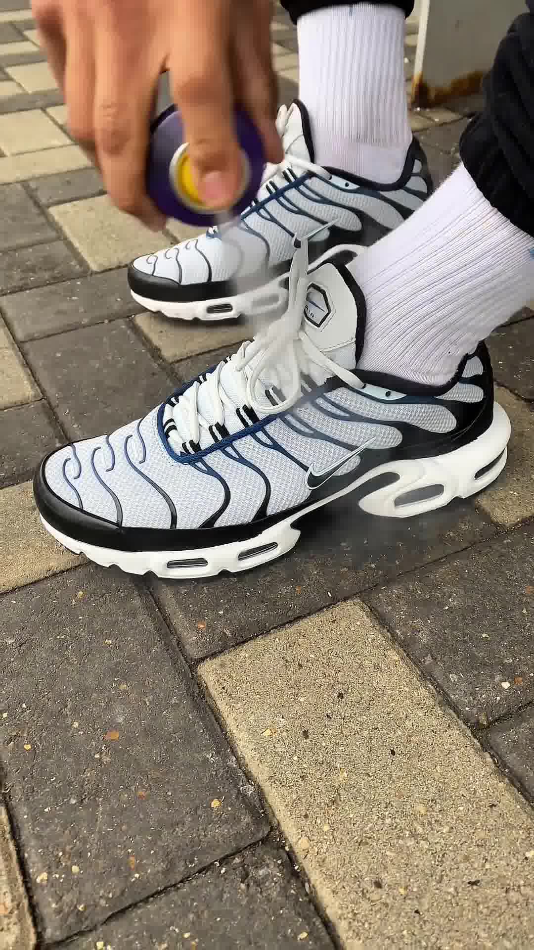 The ultimate waterproofing technology for your sneakers. Protects up to 12 pairs.